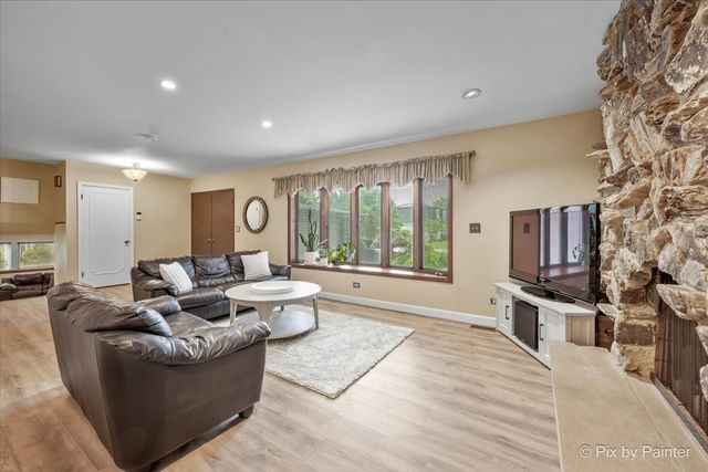 2631 N Stuart Drive, Arlington Heights, IL 60004