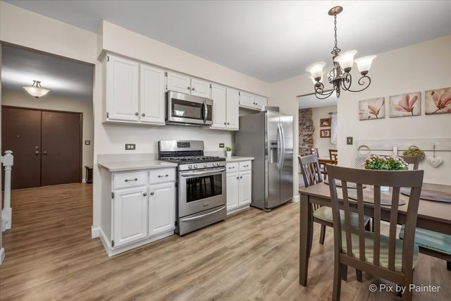 2631 N Stuart Drive, Arlington Heights, IL 60004