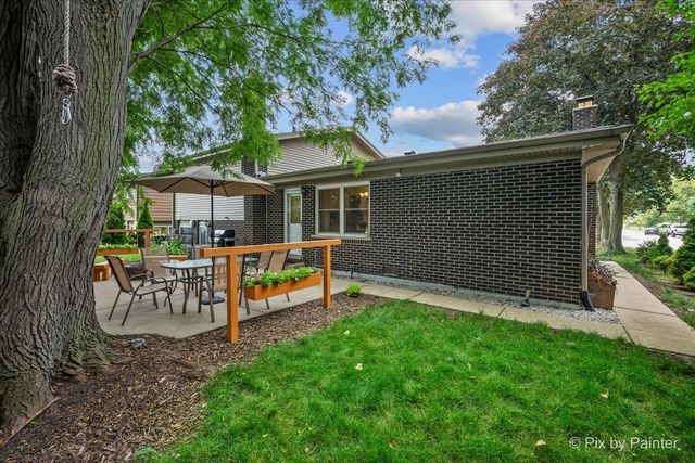 2631 N Stuart Drive, Arlington Heights, IL 60004