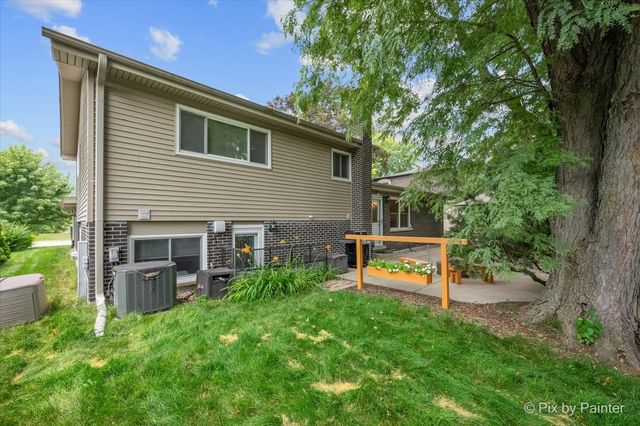 2631 N Stuart Drive, Arlington Heights, IL 60004