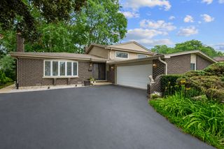 2631 N Stuart Drive, Arlington Heights, IL 60004