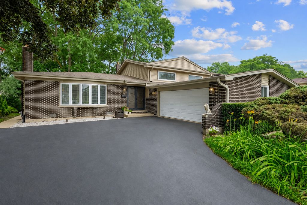 2631 N Stuart Drive, Arlington Heights, IL 60004