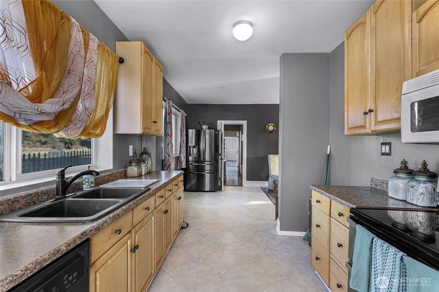 8225 Peace Park Drive, Custer, WA 98240