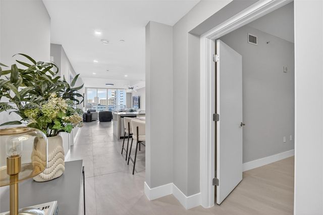 3330 NE 190th Street 718, Aventura, FL 33180