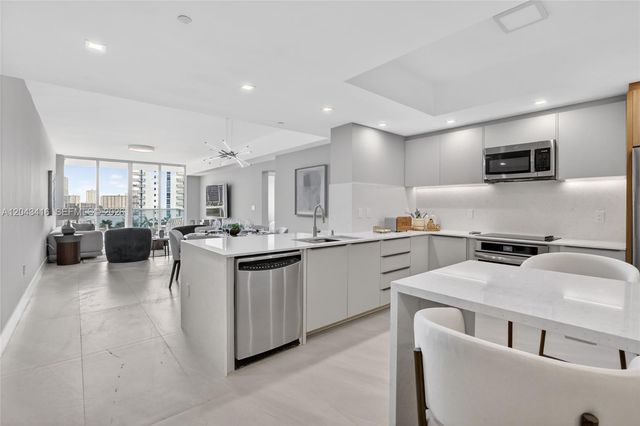 3330 NE 190th Street 718, Aventura, FL 33180
