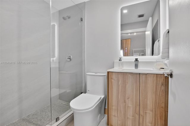 3330 NE 190th Street 718, Aventura, FL 33180