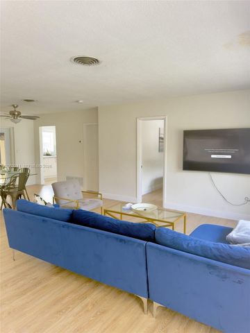 560 NE 161st St, Miami, FL 33162