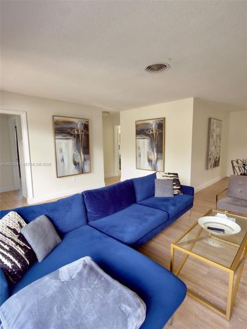 560 NE 161st St, Miami, FL 33162