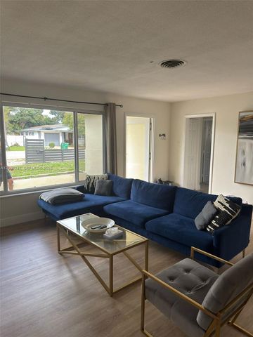 560 NE 161st St, Miami, FL 33162