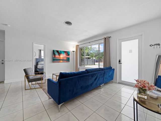 560 NE 161st St, Miami, FL 33162