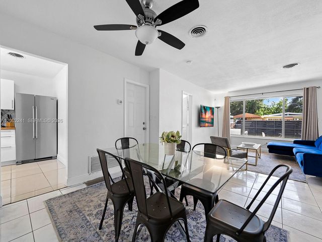 560 NE 161st St, Miami, FL 33162