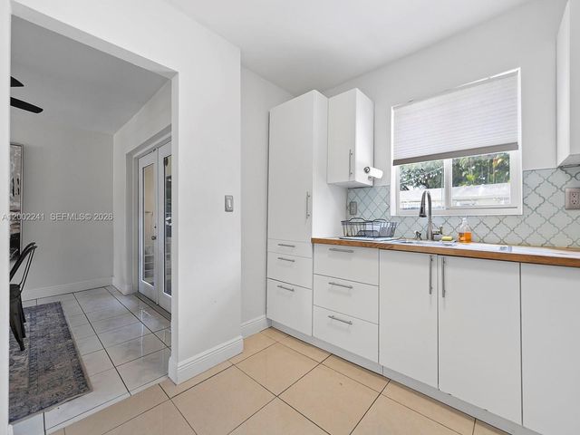 560 NE 161st St, Miami, FL 33162