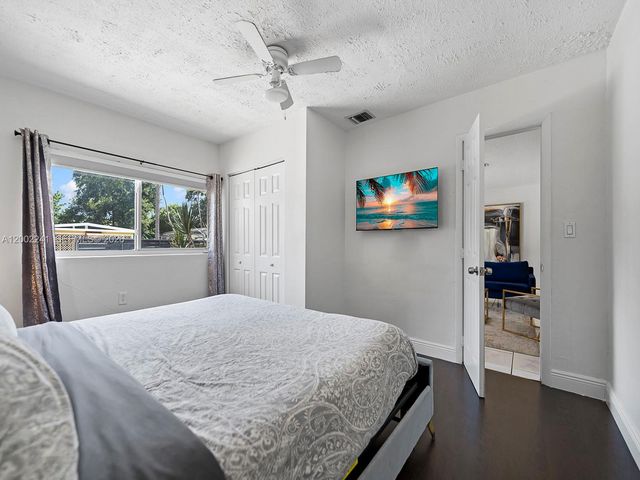 560 NE 161st St, Miami, FL 33162