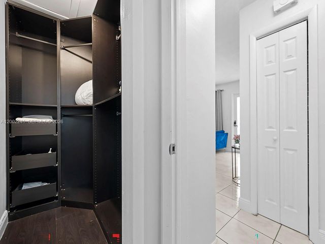 560 NE 161st St, Miami, FL 33162