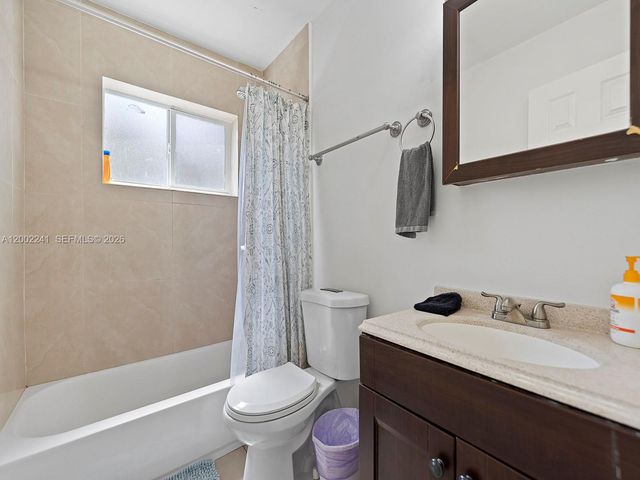 560 NE 161st St, Miami, FL 33162