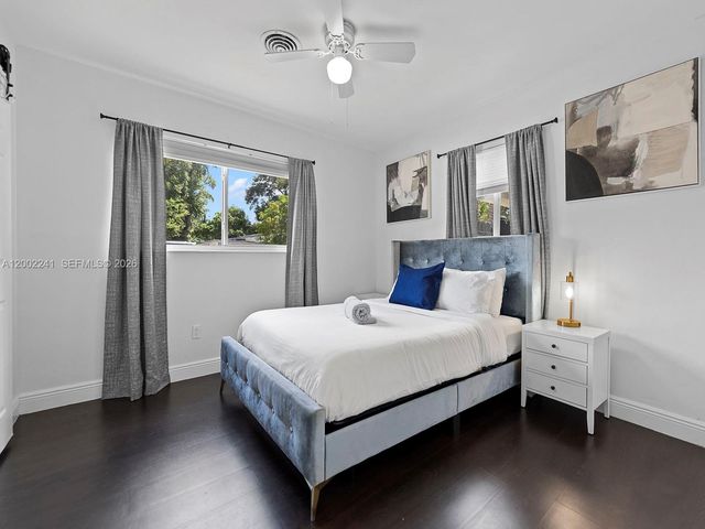 560 NE 161st St, Miami, FL 33162