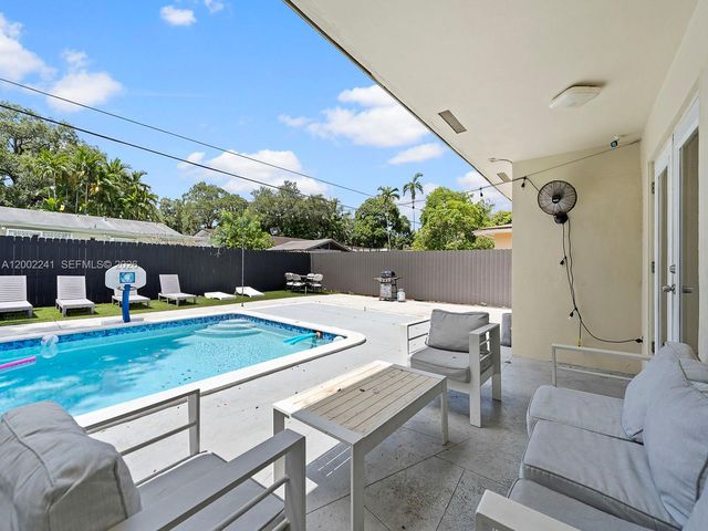 560 NE 161st St, Miami, FL 33162