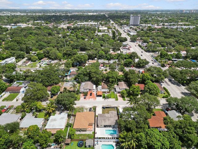 560 NE 161st St, Miami, FL 33162