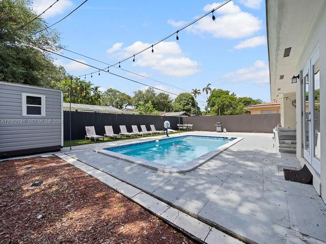 560 NE 161st St, Miami, FL 33162