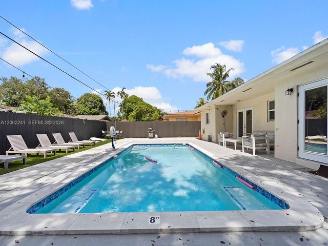 560 NE 161st St, Miami, FL 33162