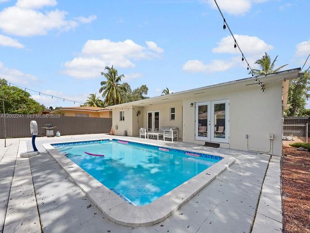 560 NE 161st St, Miami, FL 33162