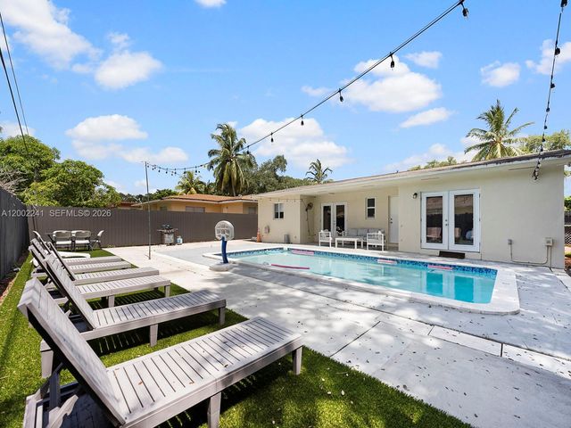 560 NE 161st St, Miami, FL 33162