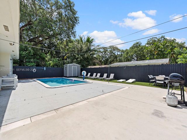 560 NE 161st St, Miami, FL 33162