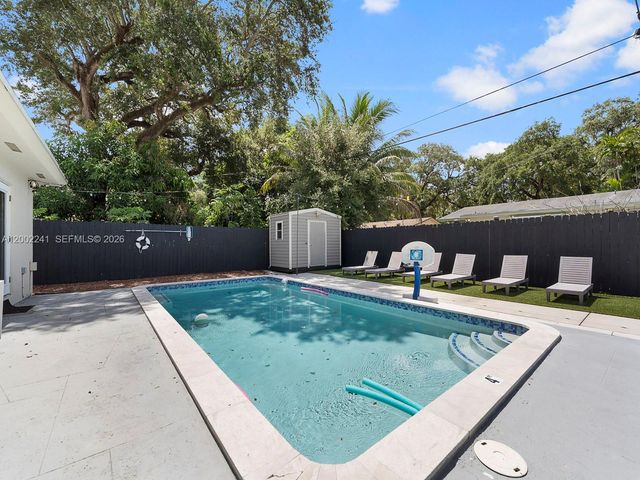 560 NE 161st St, Miami, FL 33162