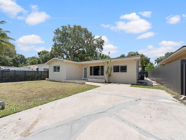 560 NE 161st St, Miami, FL 33162