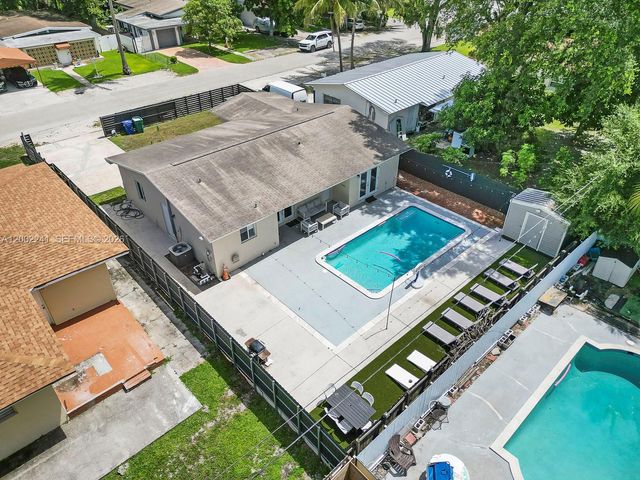 560 NE 161st St, Miami, FL 33162