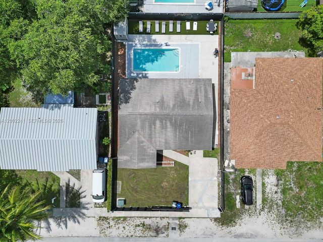 560 NE 161st St, Miami, FL 33162