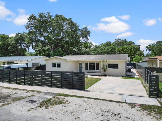 560 NE 161st St, Miami, FL 33162