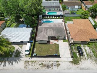 560 NE 161st St, Miami, FL 33162