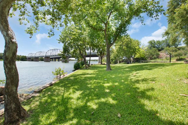 105 L Debo DR, Burnet, TX 78611