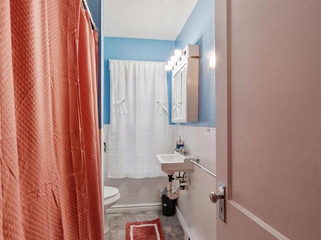 14 Rockdale Ave, Fitchburg, MA 01420