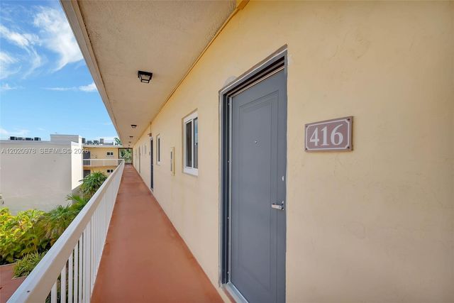 7701 Camino Real A-416, Miami, FL 33143
