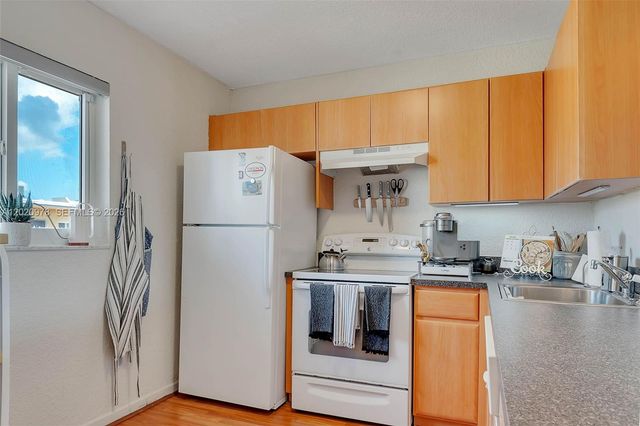 7701 Camino Real A-416, Miami, FL 33143