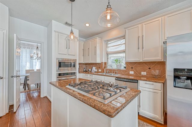 26 Pomerelle Place, The Woodlands, TX 77382