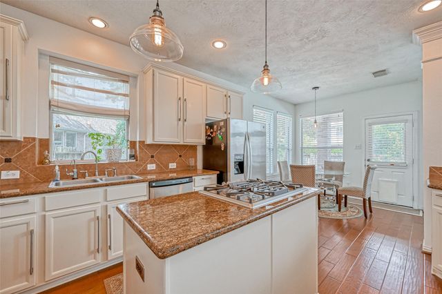 26 Pomerelle Place, The Woodlands, TX 77382