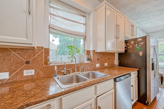 26 Pomerelle Place, The Woodlands, TX 77382