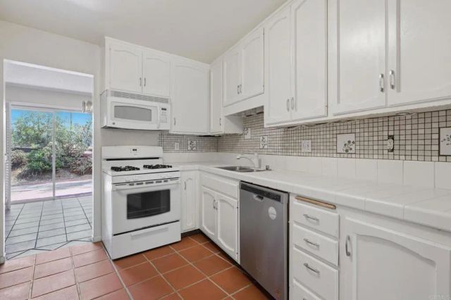 2041 Avenue Of The Trees, Carlsbad, CA 92008