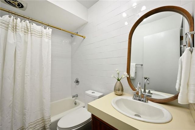 5831 W 87th Terrace, Overland Park, KS 66207