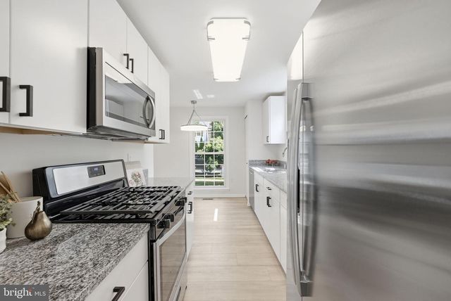 14414 FOUR CHIMNEY DR, Centreville, VA 20120