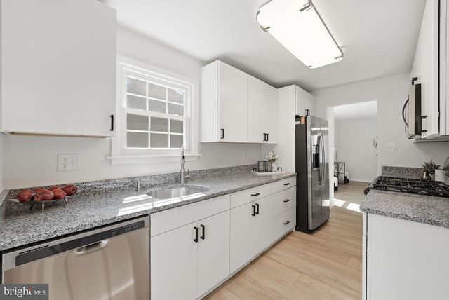 14414 FOUR CHIMNEY DR, Centreville, VA 20120