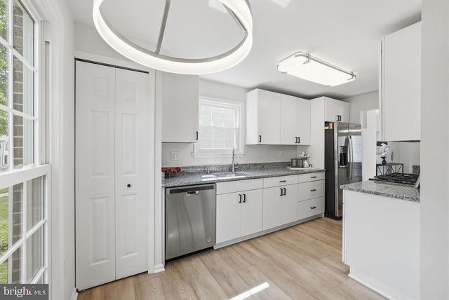 14414 FOUR CHIMNEY DR, Centreville, VA 20120