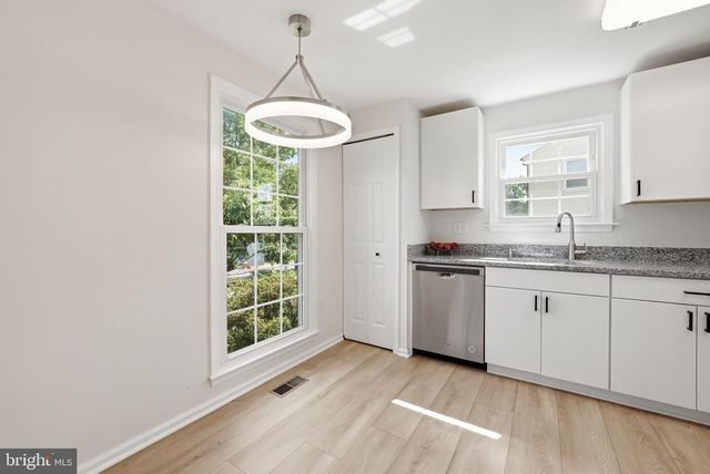 14414 FOUR CHIMNEY DR, Centreville, VA 20120