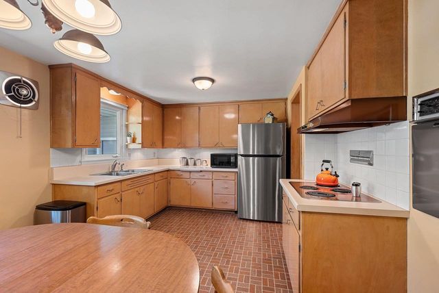 1086 THORNDALE STREET, Green Bay, WI 54304