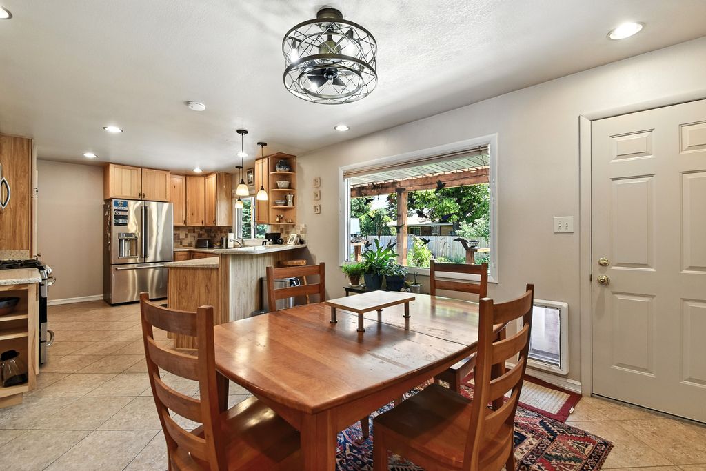 Image 11 of property listing at 1008 Buena Drive, Great Falls, MT 59404