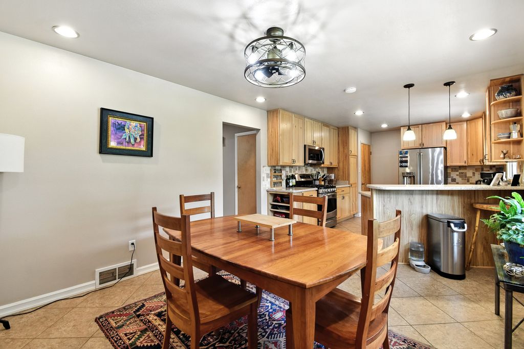 Image 12 of property listing at 1008 Buena Drive, Great Falls, MT 59404