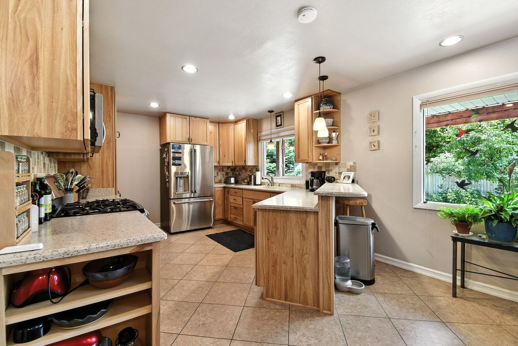 Image 13 of property listing at 1008 Buena Drive, Great Falls, MT 59404